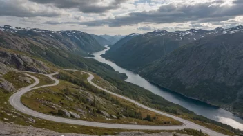 Et malerisk fjellpass med en svingete vei og fjell i bakgrunnen.