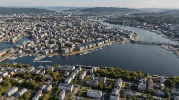 Flyfoto av Tøyen bydel i Oslo, med bygninger og gater synlige.