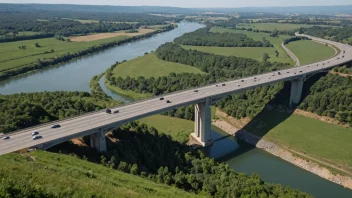 En flybro over en elv, med en vei eller motorvei på toppen og et naturskjønt landskap i bakgrunnen.