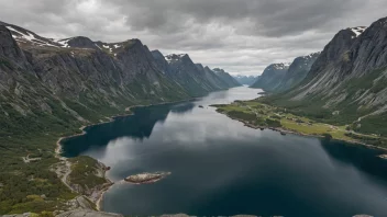 En malerisk kystlinje med fjell og vann i bakgrunnen