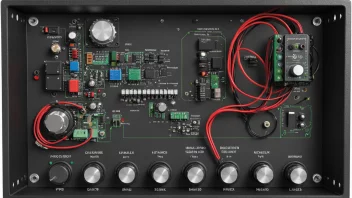 En forsterker er en elektronisk enhet som øker kraften av et lydsignal.