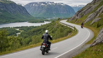 En person som kjører motorsykkel på en svingete vei i det norske landskapet