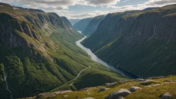 Et vakkert landskap med bratte skråninger og dype daler.