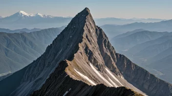 En majestetisk fjelltopp med en lang, smal form og bratte sider.