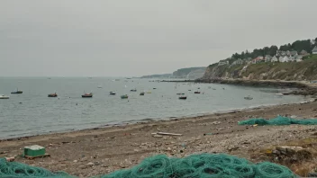 En fredelig kystscene med fiskeutstyr og båter.