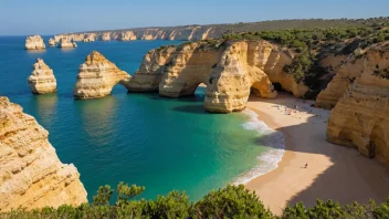 Et malerisk landskap av Algarve-regionen i sørlige Portugal.