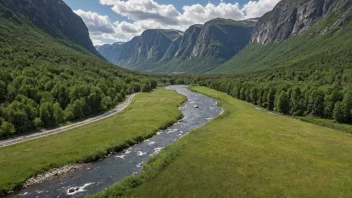 Et pittoreskt dal i Norge med en elv som renner gjennom det.