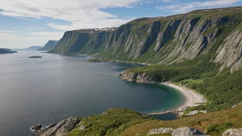 Et fredelig bilde av Ankenesstrands-kysten med havbølgene som slår mot stranden.