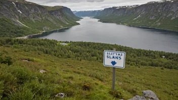 Et idyllisk norsk landskap med en skilt eller et kart som viser navnet Slettås