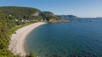 Et fredelig kystlandskap av Alhusstrand i Norge