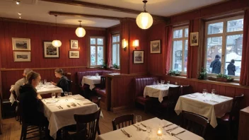 En koselig restaurant i Oslo med tradisjonell norsk mat på bordene.