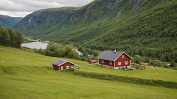 En typisk norsk gård, kjent som en Jordal, med et rødt trehus og et grønt tak, omgitt av rullende åser og marker.