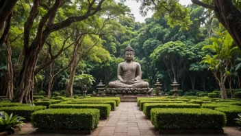 Et buddhistisk tempel med en statue av Buddha