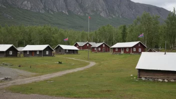 Et tradisjonelt kvenvær i Nord-Norge, med trehus og en samisk flagg i bakgrunnen.