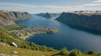 En vakker norsk øy med en liten landsby og en fjord i bakgrunnen.