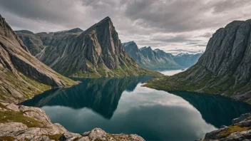 En majestetisk fjelltopp i Norge med en robust, steinete utstikker.