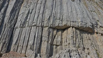 En grå bergformasjon med synlige geologiske lag.