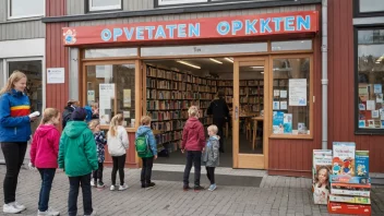 En bygning med en skilt som leser 'Oppvekstetaten' på norsk, med barn og unge mennesker i bakgrunnen, omgitt av bøker, leker og undervisningsmateriell.