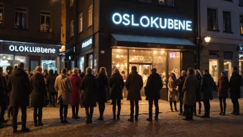 Et livlig natteliv i Oslo med mennesker samlet utenfor en populær klubb.