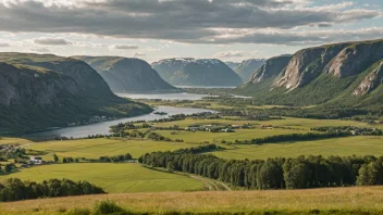 Et vakkert flatt landskap i Norge med grønne marker og rullende åser