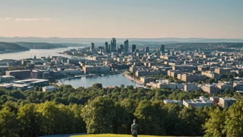 En park med skulpturer og utsikt over byen