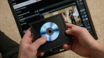 En person som holder en DVD eller en digital enhet med en video som spiller på skjermen, med en handlepose eller en lommebok i bakgrunnen