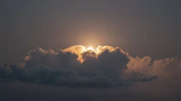 En grå, lysende lys på himmelen, omgitt av skyer og en tåkete atmosfære.