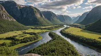 En vakker dal i Norge med en elv som renner gjennom den.