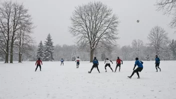 Mennesker som spiller vinterfotball i et snødekt landskap.