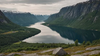 Et fredelig norsk landskap med en hint av kulturell betydning