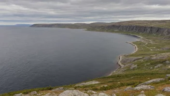 Et malerisk landskap av Varanger-regionen, som viser dens rike kulturarv og naturskjønnhet.