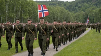 Soldater som marsjerer i formasjon, med et norsk flagg i bakgrunnen.