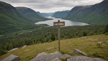 Et idyllisk norsk landskap med et skilt eller et kart som viser navnet 'Vatnes'.