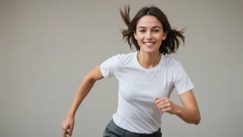 Et bilde av en person i bevegelse, med et subtilt smil, som formidler en følelse av tilpasning og selv-motivasjon.