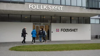 Et offentlig bygg med en skilt som sier 'Folkeskyhet' på norsk.