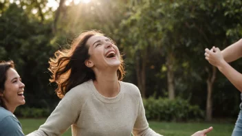 En person med et stort smil, omgitt av venner, som gjør en spøk om en vanskelig situasjon.