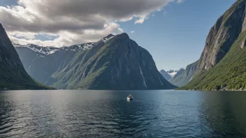 Et pittoreskt norsk fjord med bratte fjell og dyp vann.