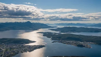 Panoramautsikt over Molde, en by i Norge omgitt av fjorder og fjell