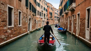 En gondoliere i tradisjonelle klær styrer en gondol gjennom en smal kanal i Venezia.