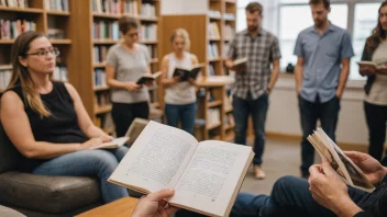 En person leser en bok om menneskelig atferd, med en bakgrunn av mennesker som interagerer med hverandre.