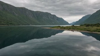 Et vakkert landskap av Røyksunds med en innsjø og omkringliggende fjell