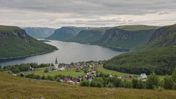 Et idyllisk norsk landskap med en liten bosetning i bakgrunnen.