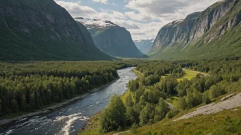 Et idyllisk norsk landskap med en svingende elv eller en dal, omgitt av fjell og frodig vegetasjon.