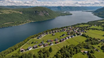 Moelvs bygd i Norge med tradisjonelle hus og bygninger nær innsjøen Mjøsa