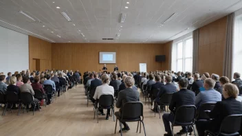 En konferansesal fylt med mennesker som deltar på en tilsynskonferanse.