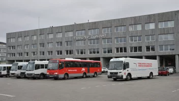 En bygning for transportforbundet med kjøretøy parkert utenfor.