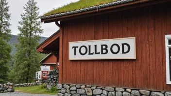 En tradisjonell norsk tollbodbygning med tre fasade og skråtak.