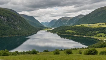 Et pittoreskt landskap av Tjøtta, som viser dens naturskjønnhet.