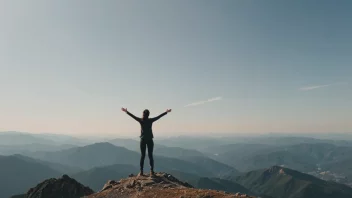 En person som står alene på et fjelltopp, føler seg fri og uavhengig.