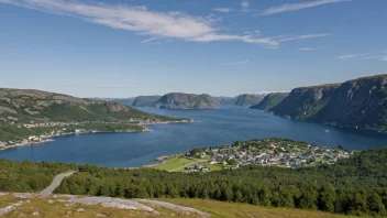 Et fredelig kystområde med noen bygninger og en liten strand.